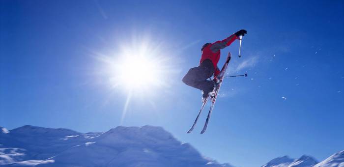 Skifahren in Bayern - Skifahrer beim Springen